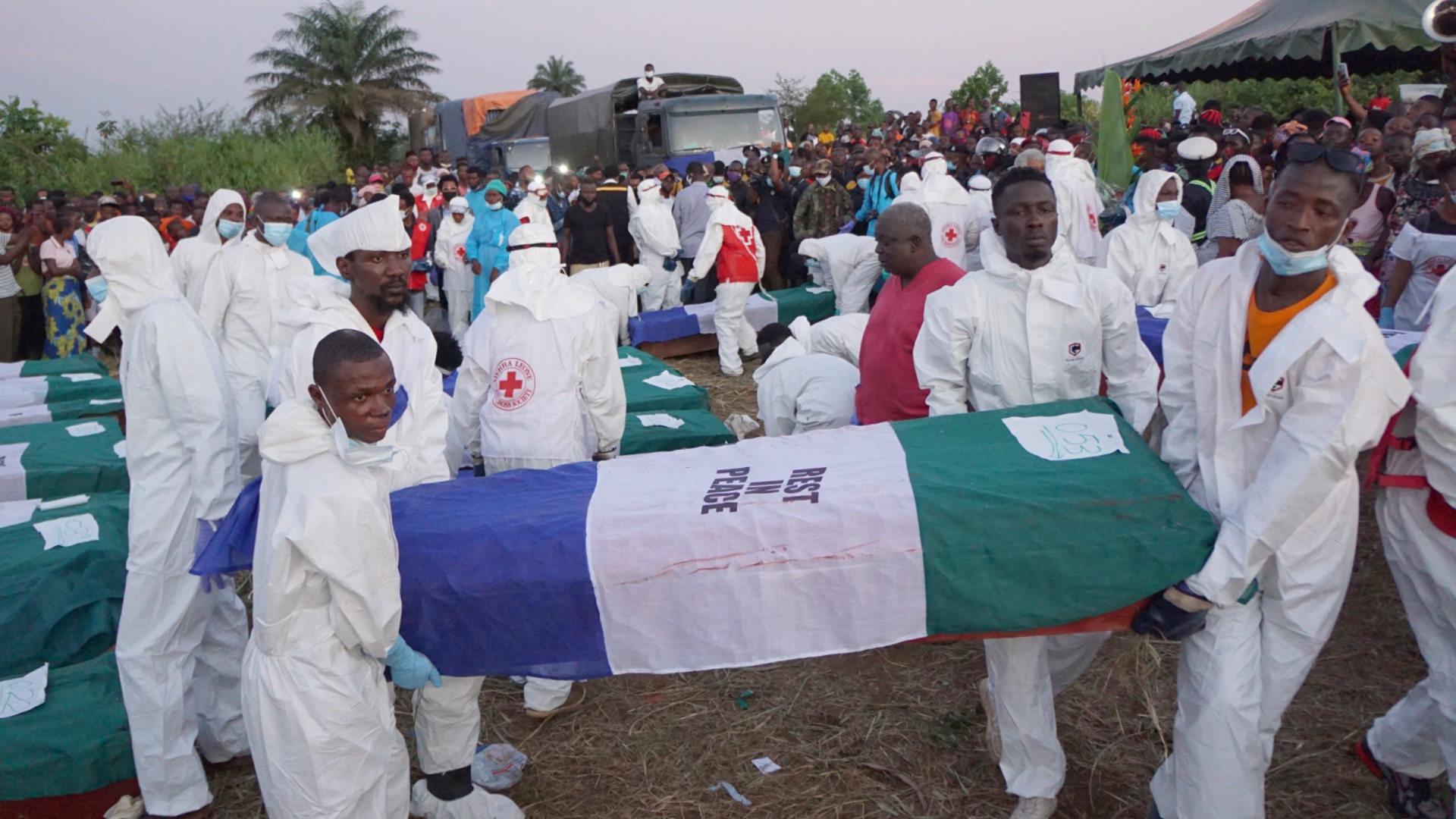 В Сьерра-Леоне прошли массовые похороны жертв взрыва бензовоза