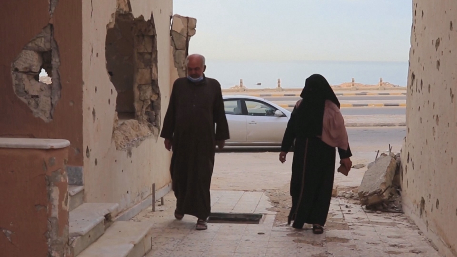 После войны ливийцы вынуждены сами восстанавливать свои дома