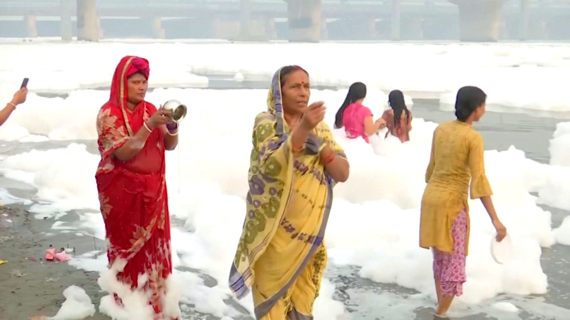 Ядовитая пена покрыла реку Джамна в Индии