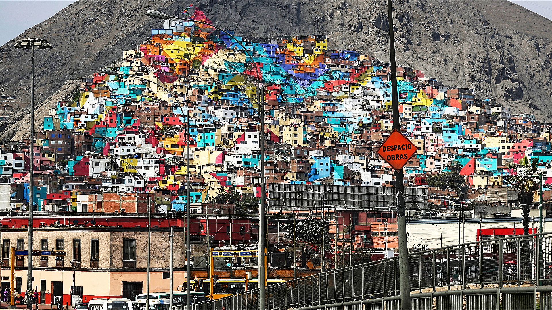 Серый холм в Лиме украсила гигантская картина