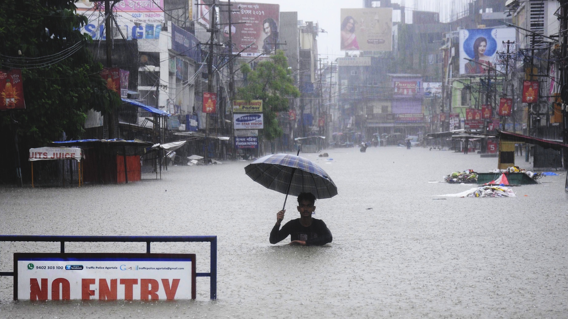 Сильные дожди губят людей в Индии