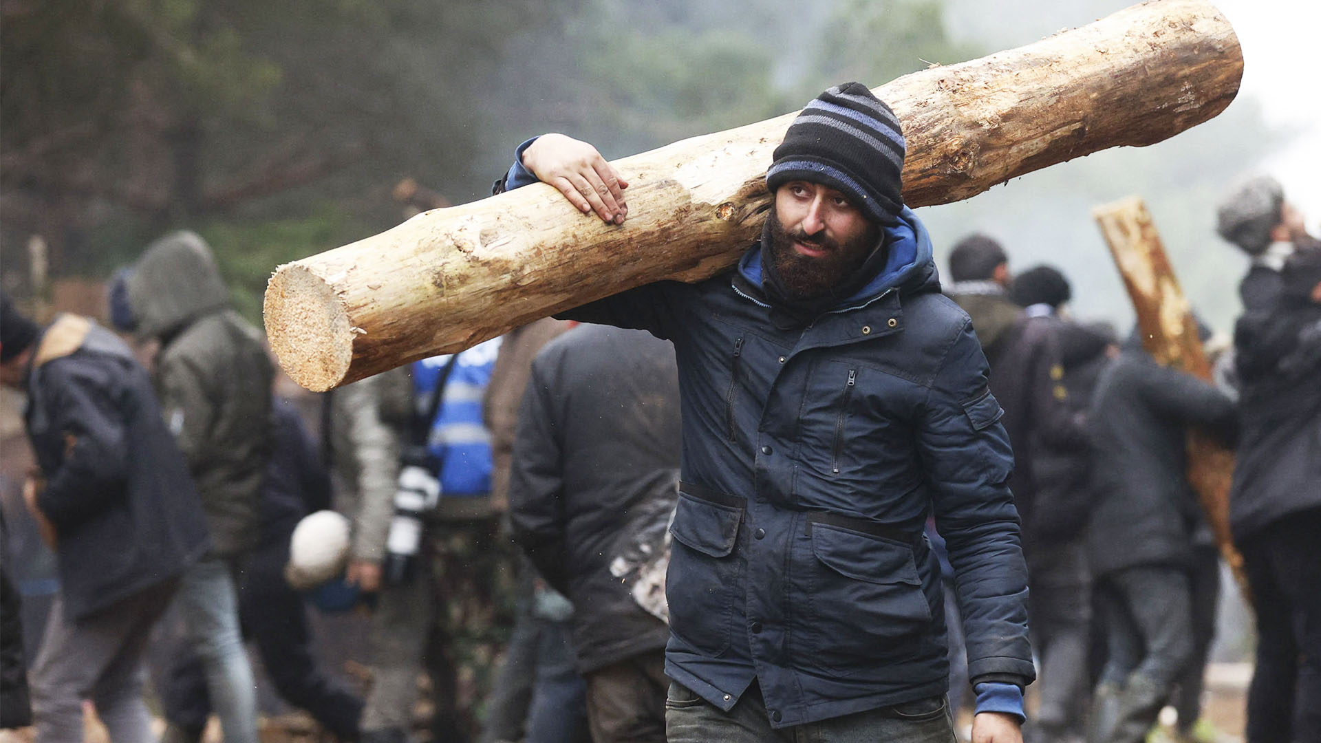 Мигранты на границе с Польшей жгут дрова и готовятся к зиме