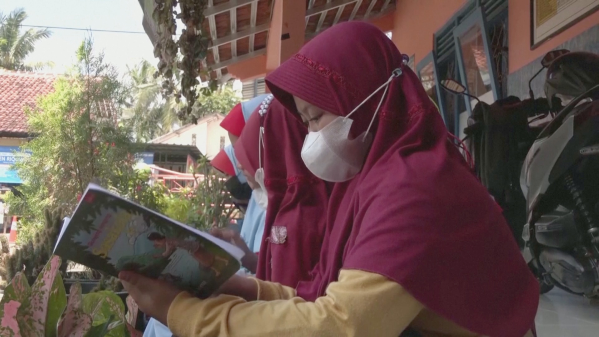 Книги за мусор: в Индонезии детей учат экологичности