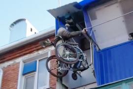 Инвалид-колясочник попадает домой через балкон