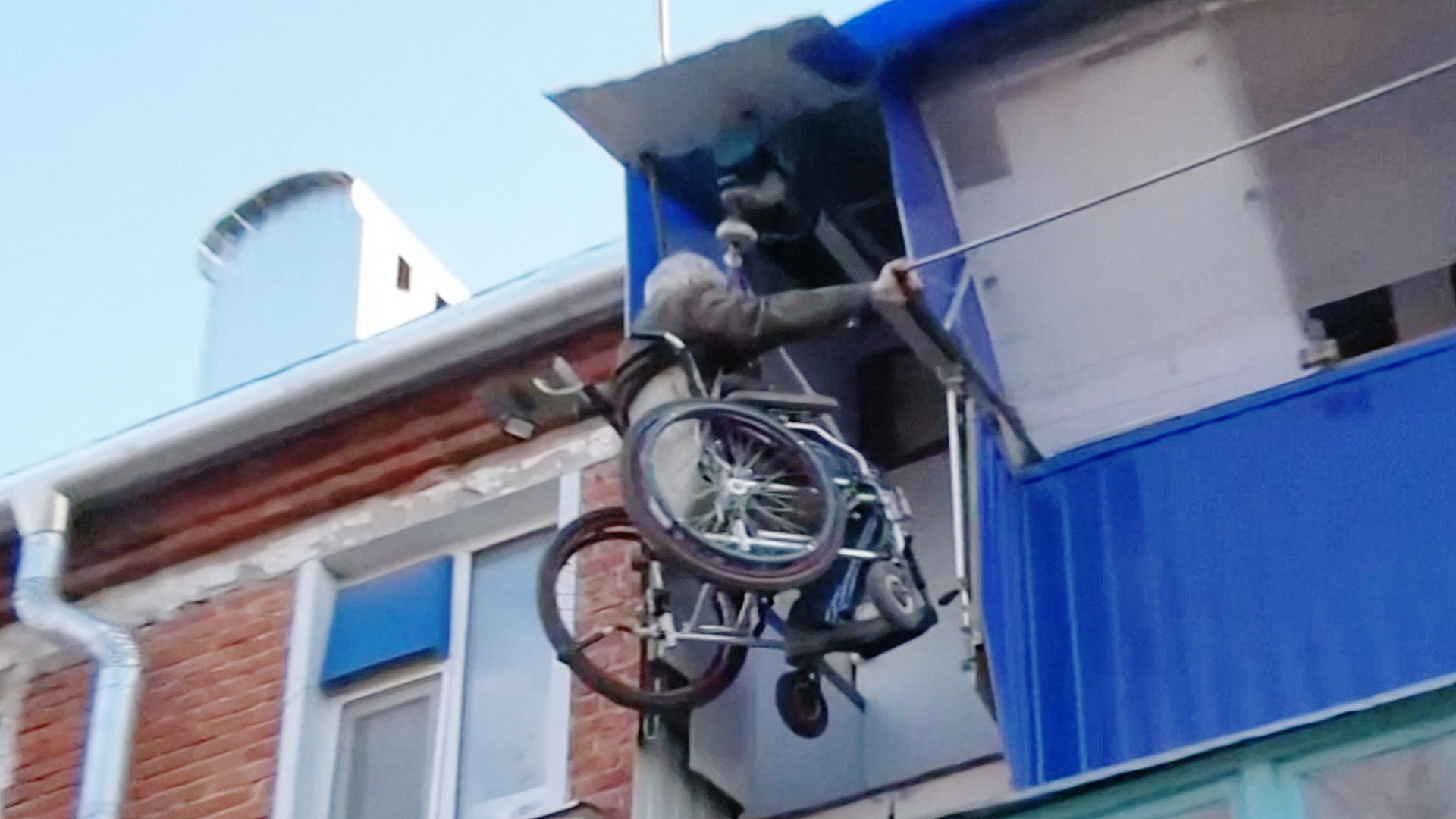 Инвалид-колясочник попадает домой через балкон