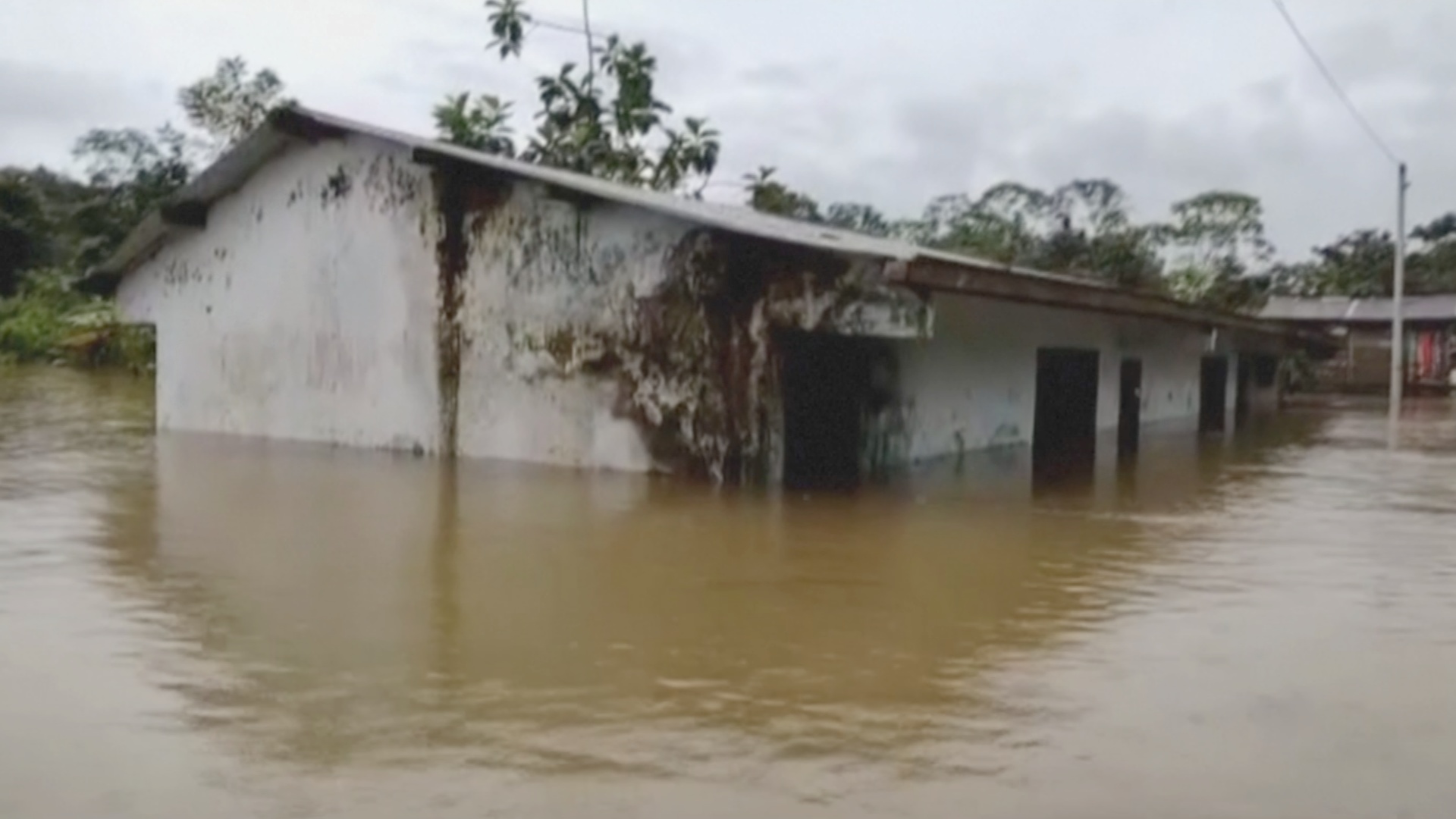 Наводнение в Колумбии: страдают тысячи семей