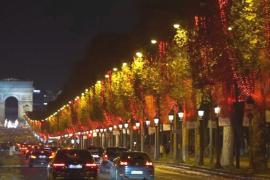 Рождественские огни украсили Елисейские поля в Париже