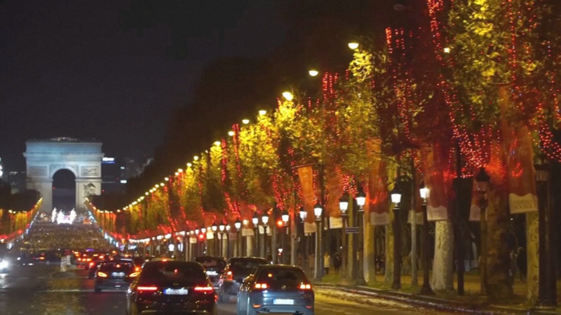 Рождественские огни украсили Елисейские поля в Париже