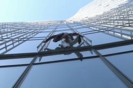 «Человек-паук» ради деревьев залез на небоскрёб во Франкфурте