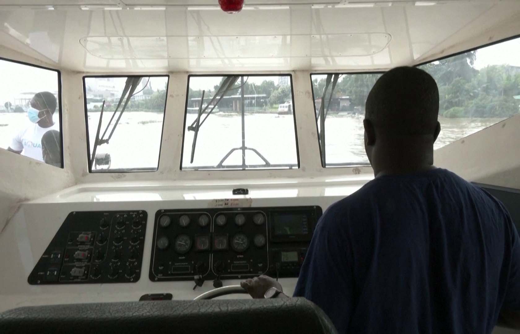 В Кот-д’Ивуаре пересаживаются на лодки из-за пробок на дорогах