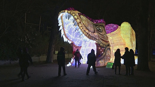 Фонари-динозавры: выставка света открылась в Париже