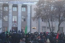 Кыргызская оппозиция протестует против результатов выборов в парламент