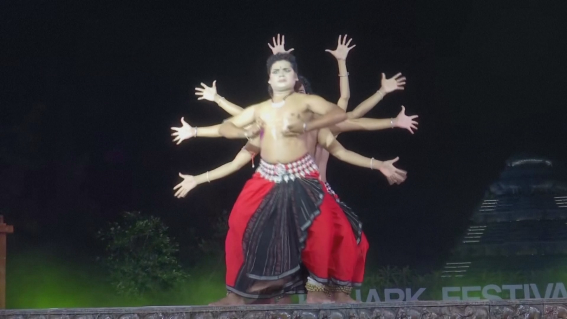 Индийские танцоры завораживают зрителей на фестивале