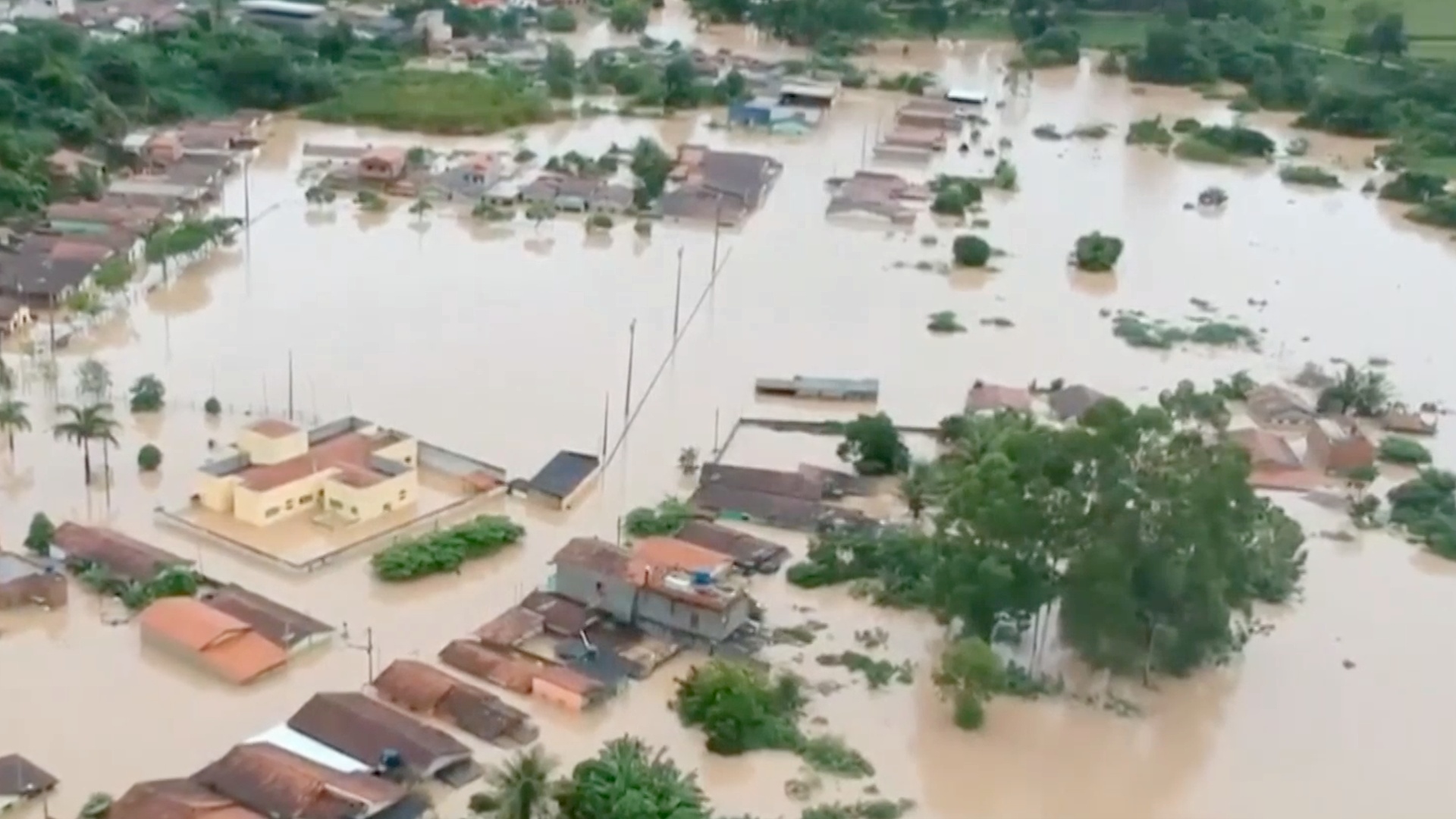 Несезонные наводнения в Бразилии приносят жертвы