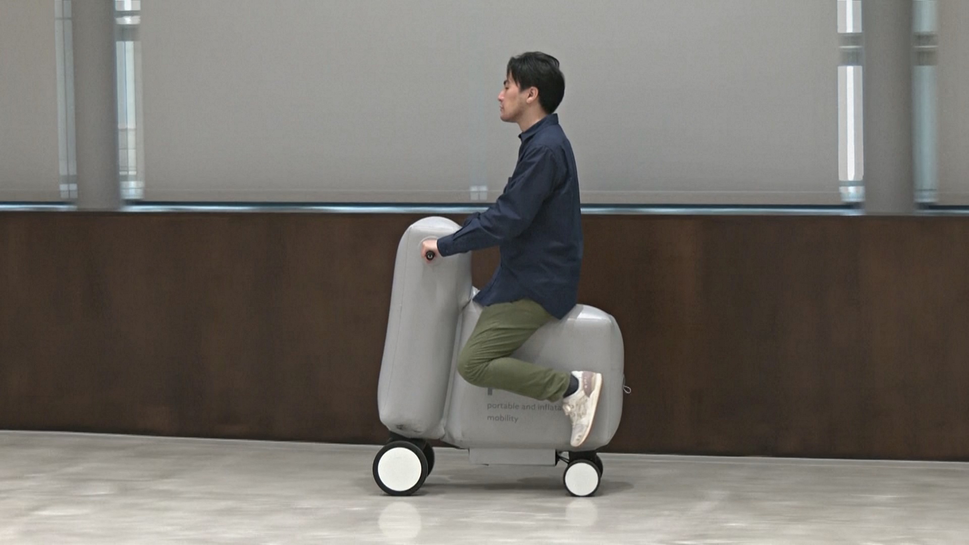 Надувной скутер-чемодан придумали в Японии