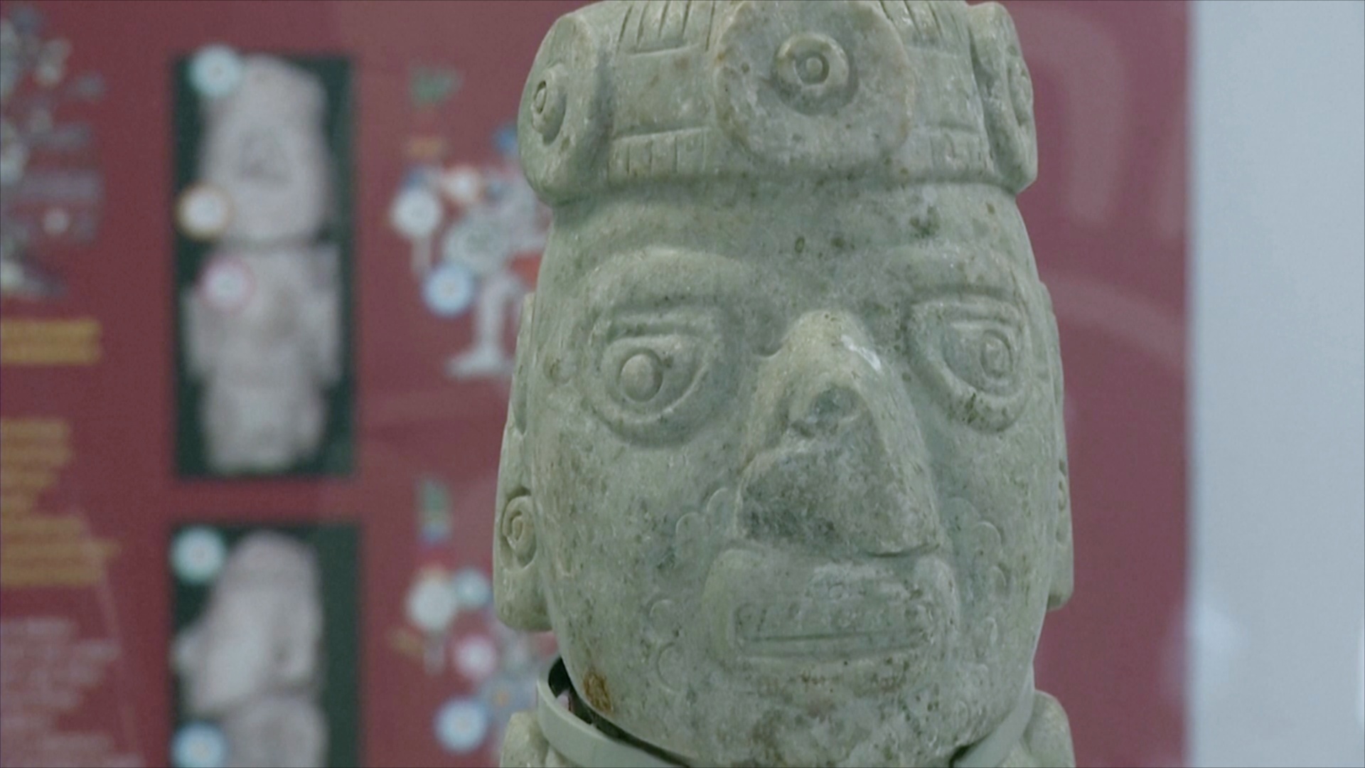 500-летнюю статую ацтекского божества представили в Мехико