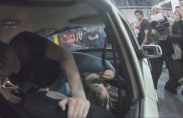 Россияне увлеклись борьбой в автомобиле