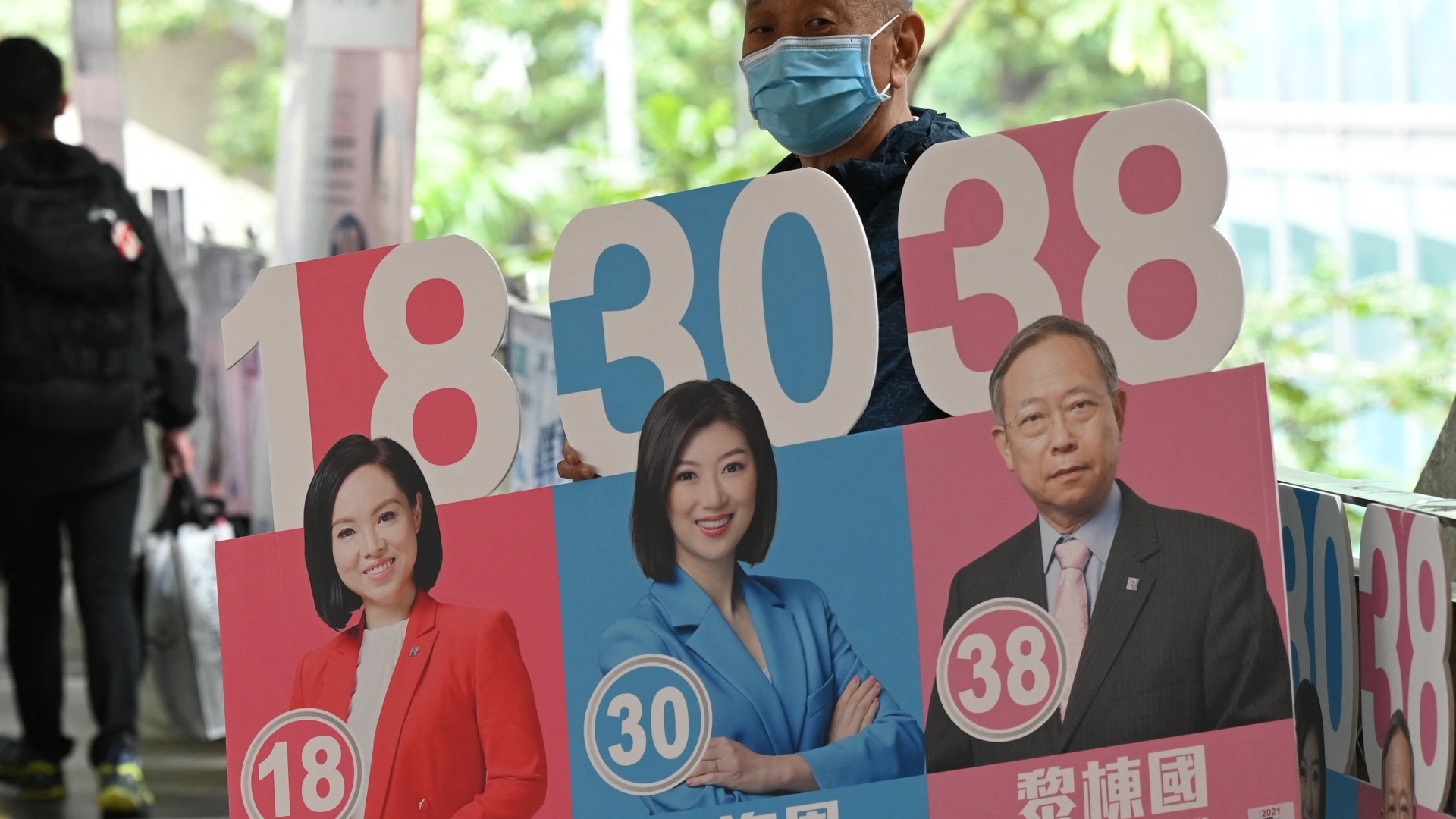 Рекордно низкая явка: в Гонконге прошли «патриотические» выборы
