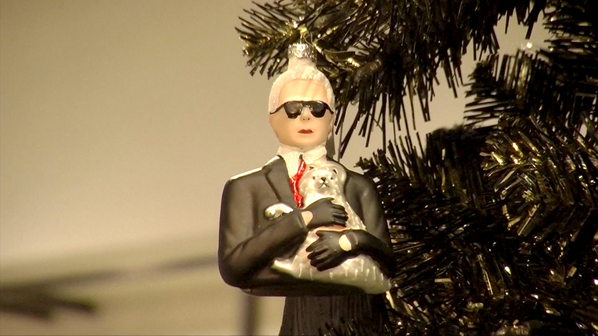 Чёрная ёлка: какие рождественские декорации в моде в Голливуде