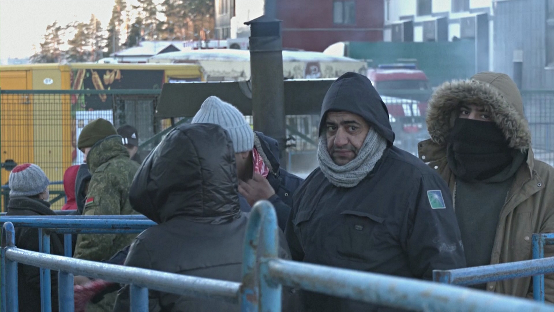 Почти 600 мигрантов остаются на белорусско-польской границе