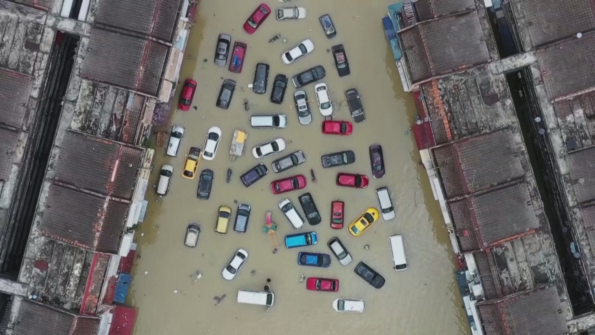 В Малайзии продолжаются поисково-спасательные работы после наводнений