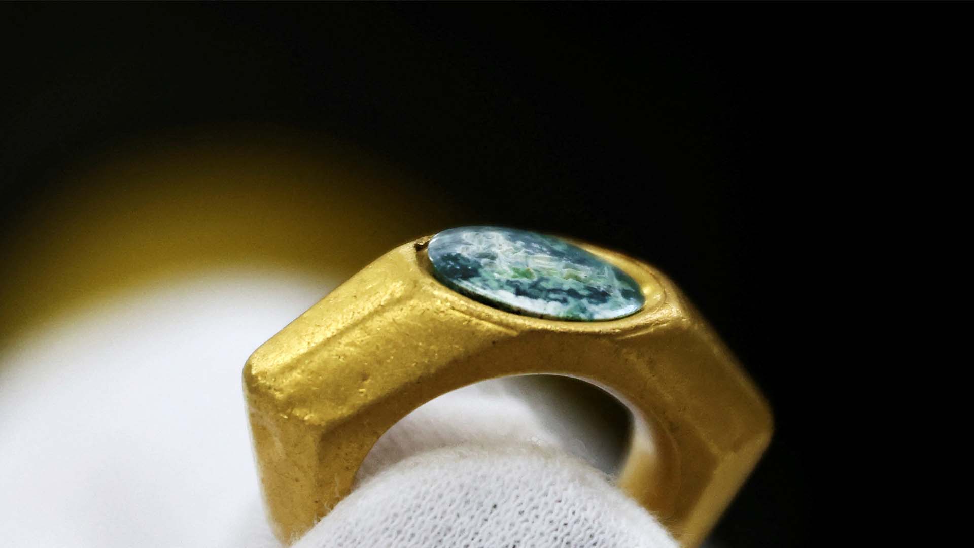 В Израиле нашли древнее кольцо с раннехристианской символикой