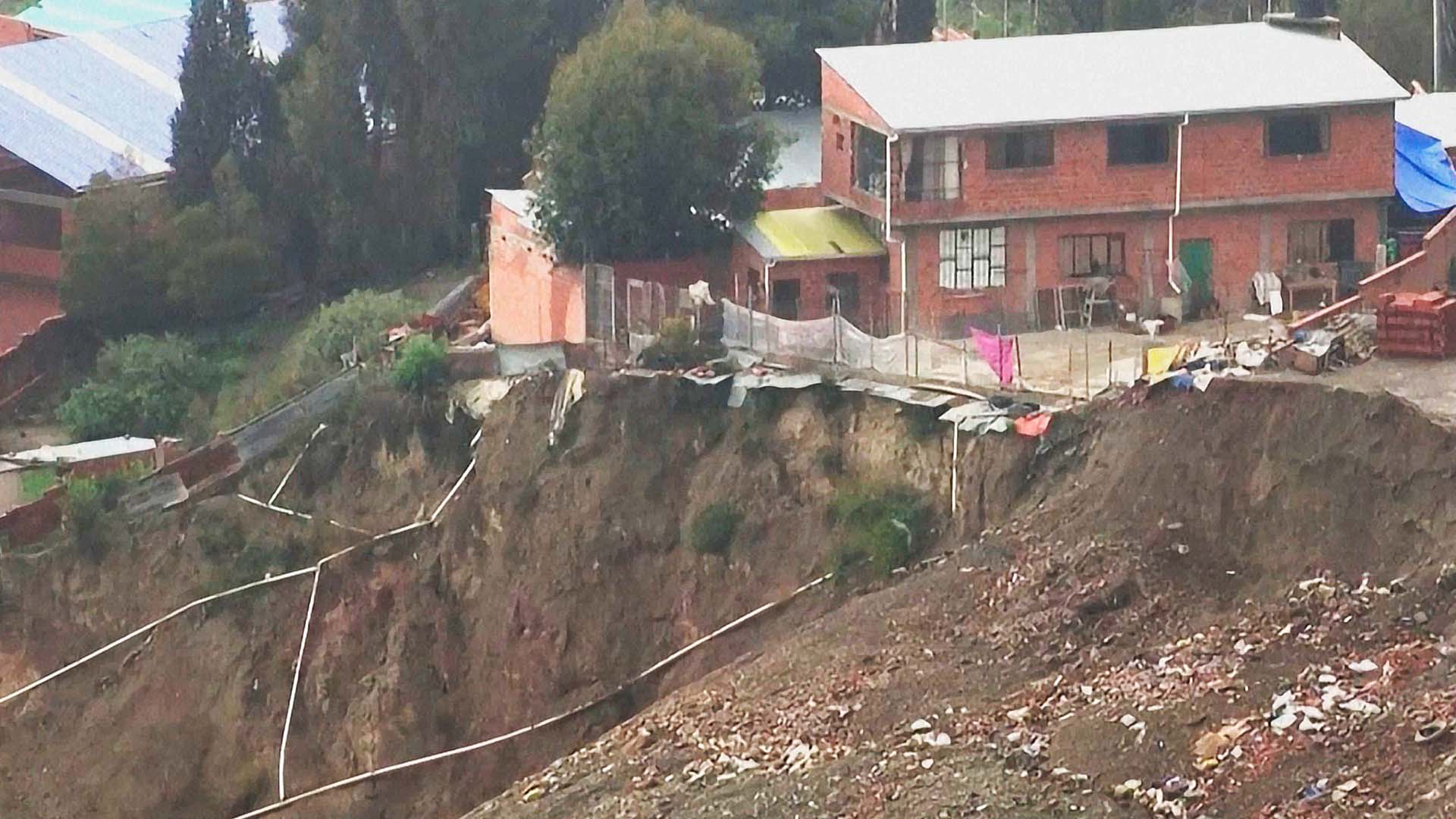 На краю пропасти: из-за наводнений боливийцы боятся оставаться в домах