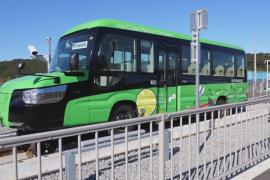 Первый в мире автобус-поезд пустили в Японии