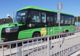 Первый в мире автобус-поезд пустили в Японии