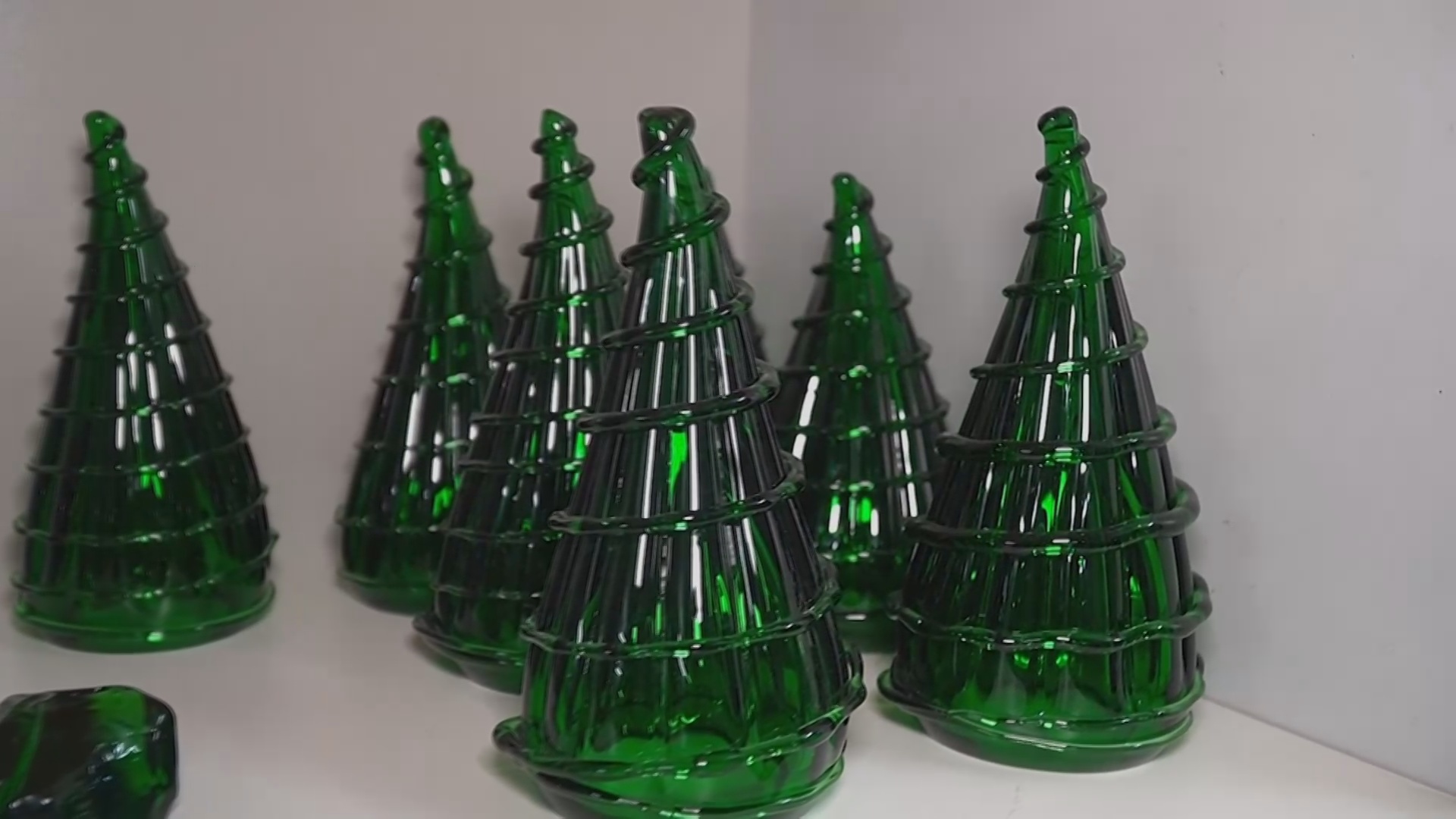 Питерский стеклодув делает ёлочные украшения из бутылочного стекла