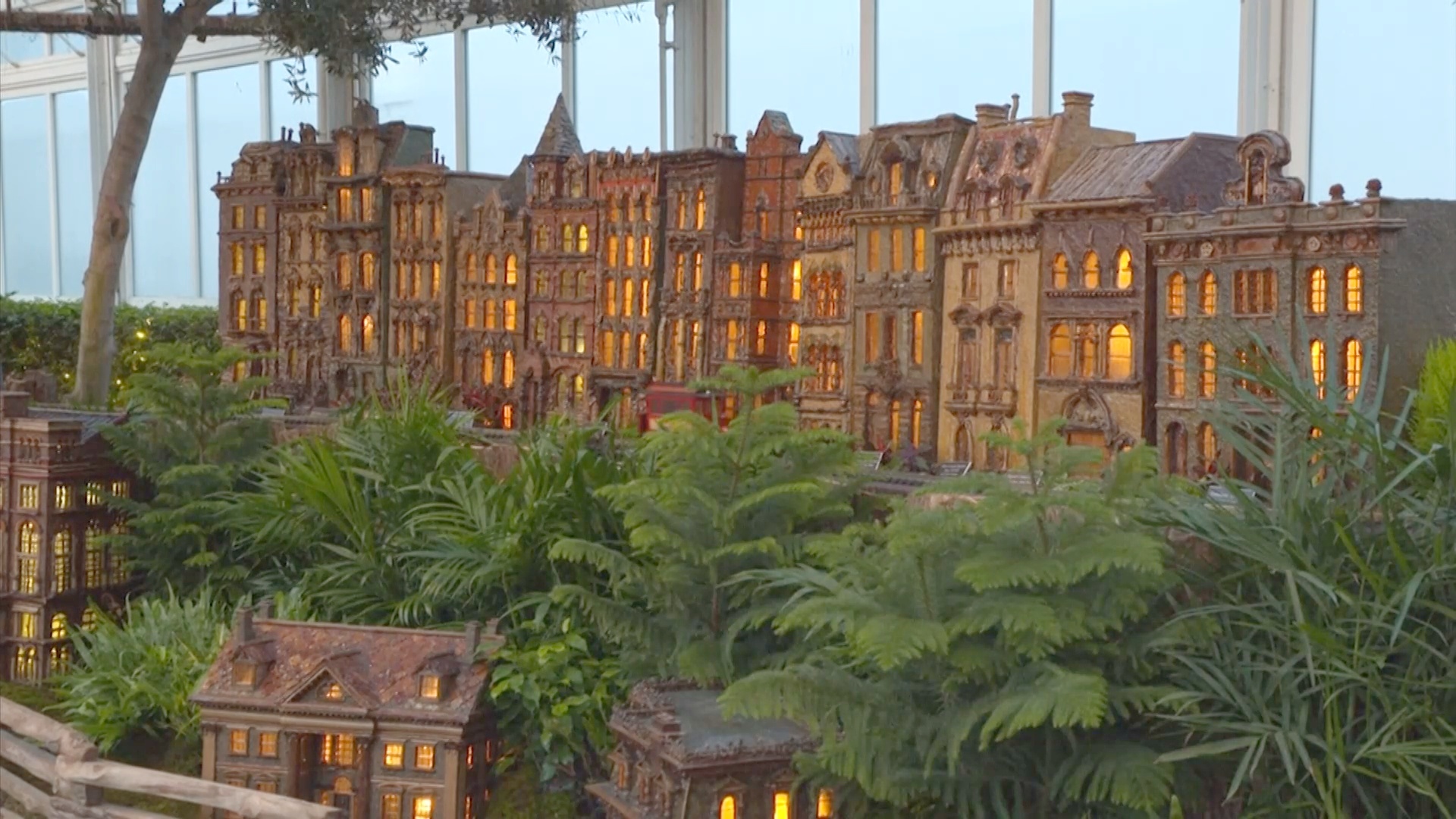 Нью-Йоркский ботанический сад в 30-й раз проводит шоу миниатюрных поездов