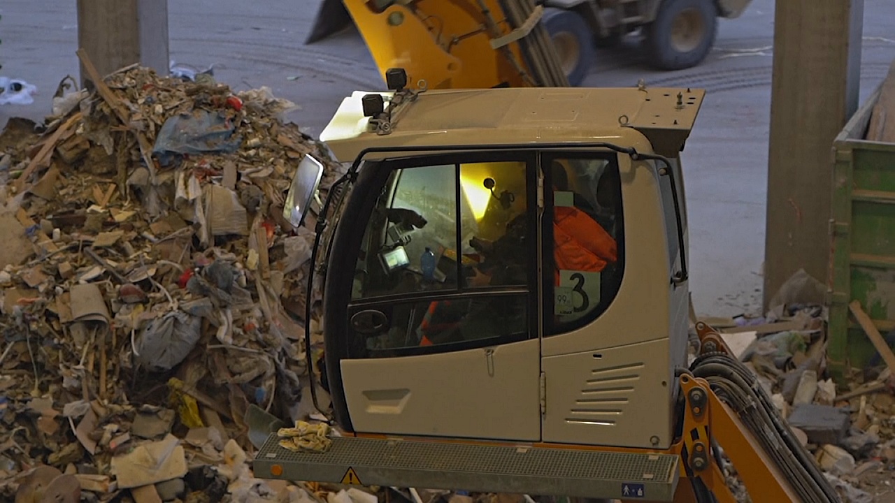 «Умные» роботы сортируют опасный мусор на заводе в Финляндии