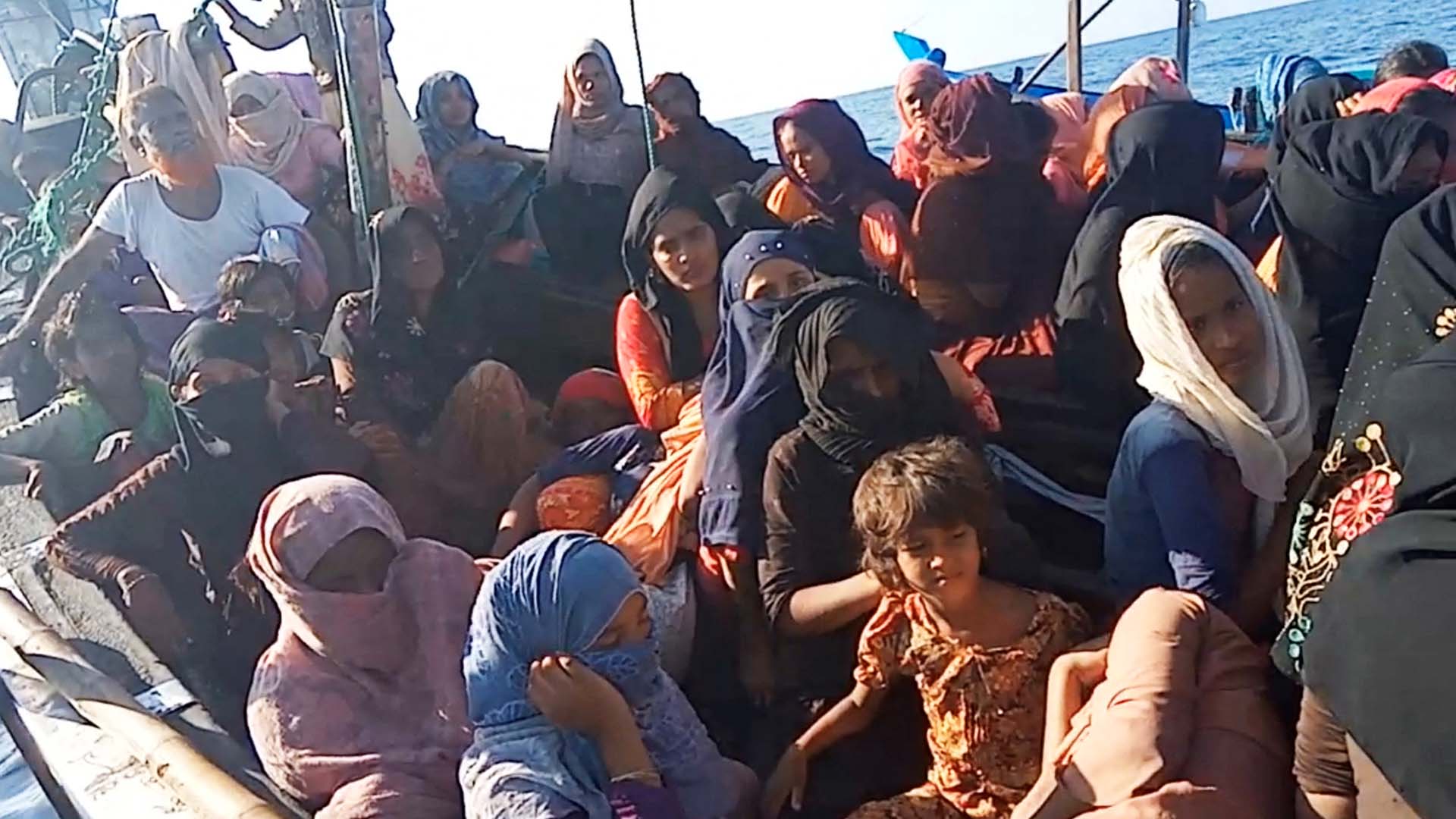 Индонезия не даст убежища рохинджа с дрейфовавшего судна