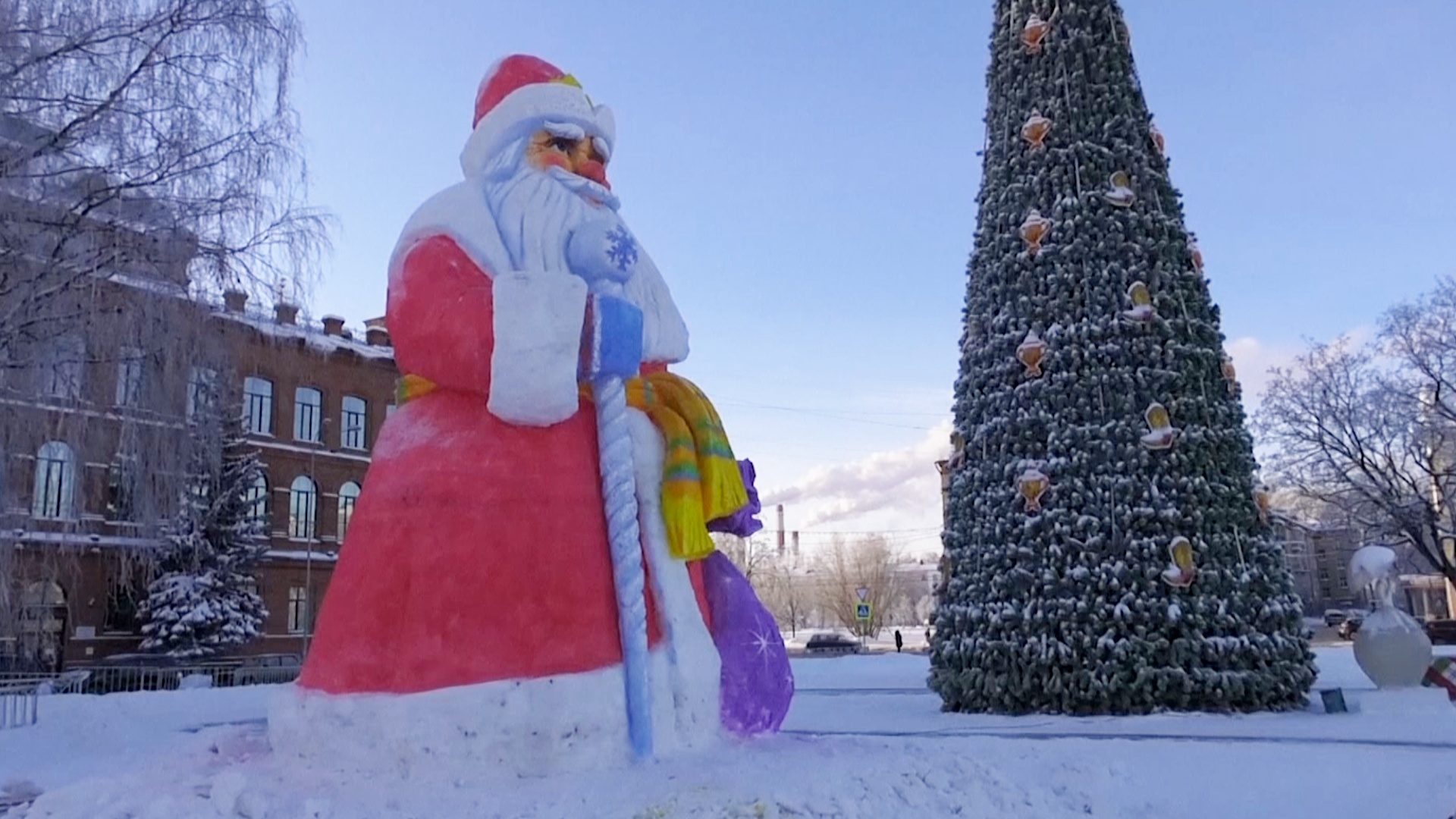 6-метровый Дед Мороз из снега украсил площадь в Рыбинске