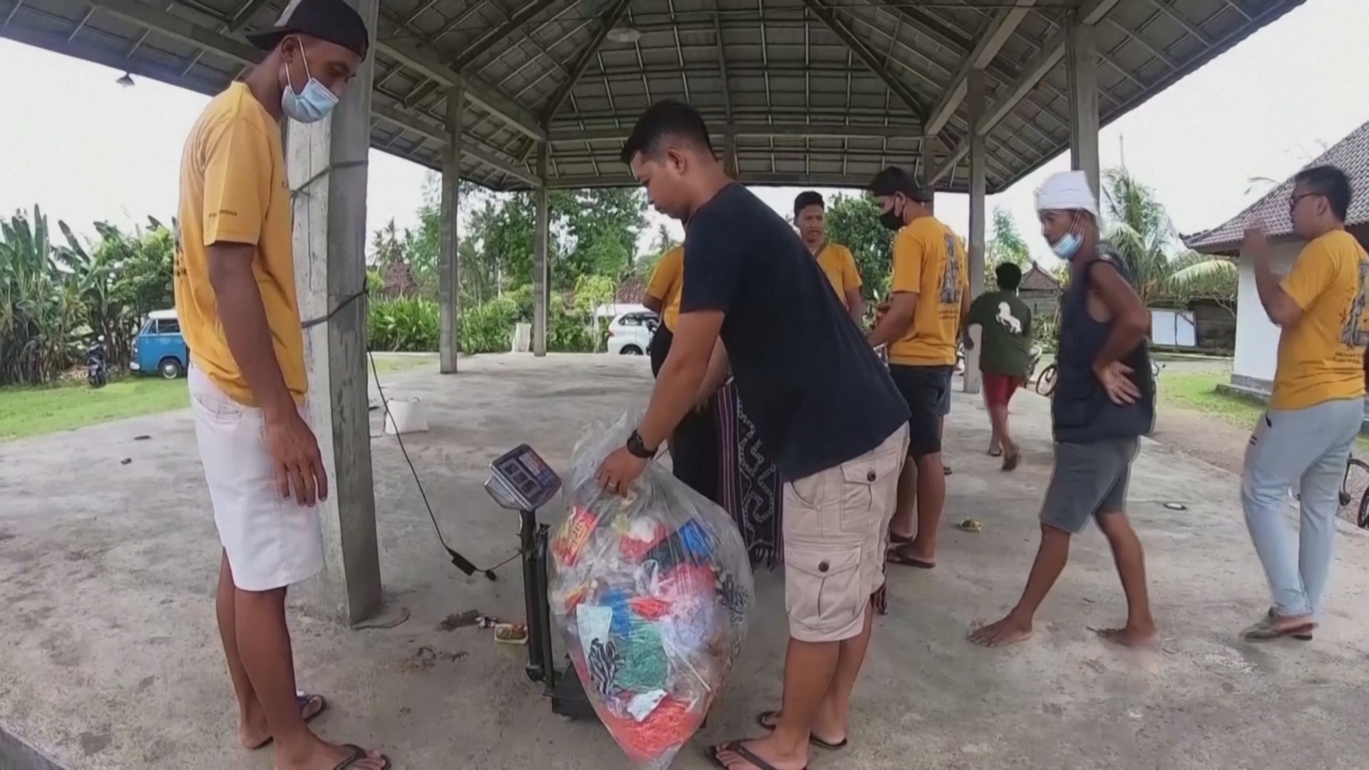 Как сбор отходов помогает выживать людям на острове Бали