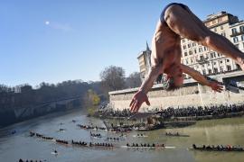 Римляне начали новый год с ныряния в реку