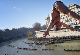 Римляне начали новый год с ныряния в реку