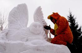 Рождение легенд: как в Новосибирске соревнуются скульпторы по снегу