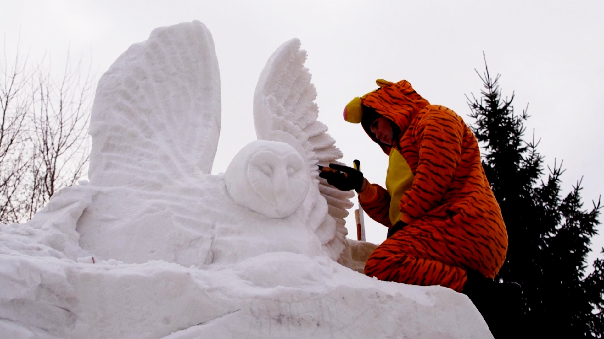 Рождение легенд: как в Новосибирске соревнуются скульпторы по снегу