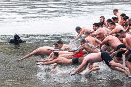 Заплывы в холодной воде и регата: как отметили Крещение