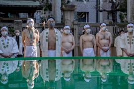 Японцы окунулись в ледяную воду, чтобы очистить душу и исцелить тело