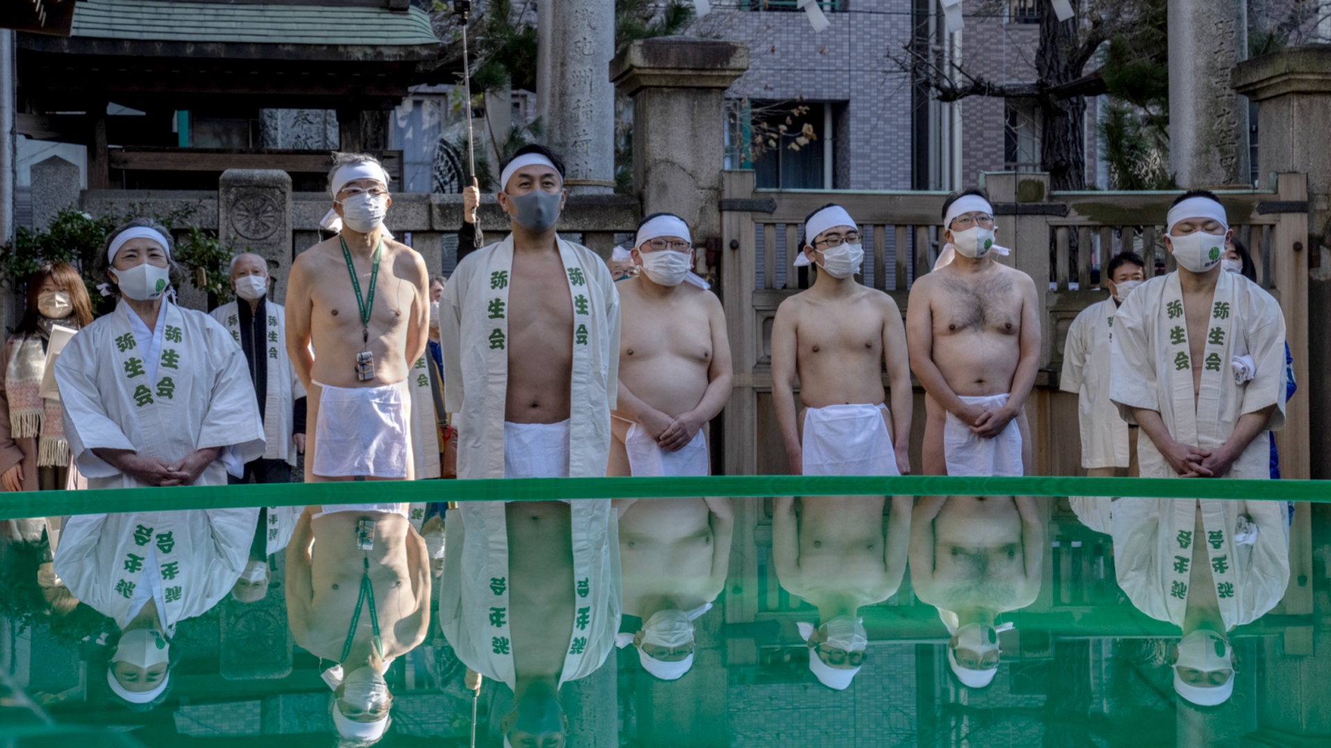 Японцы окунулись в ледяную воду, чтобы очистить душу и исцелить тело