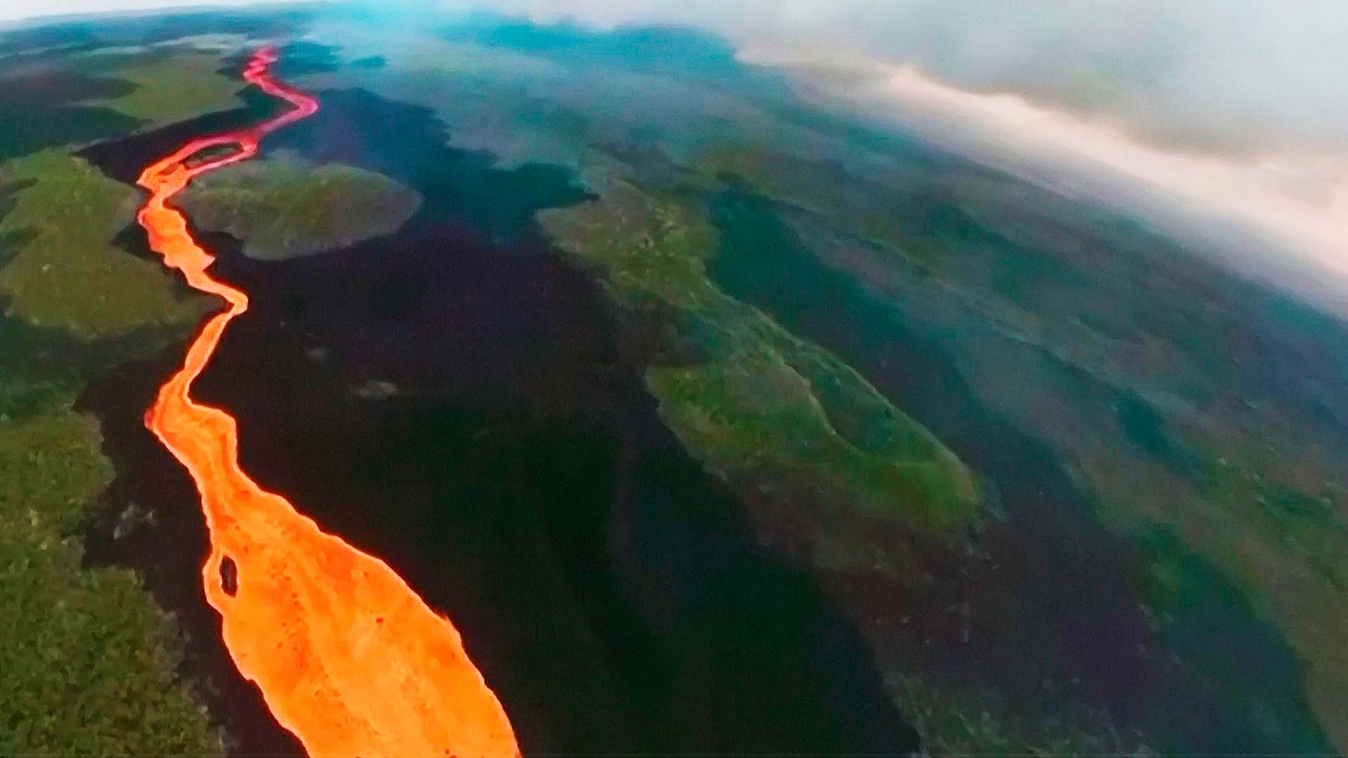 Извержение вулкана Вулф: лава протянулась на 15 километров