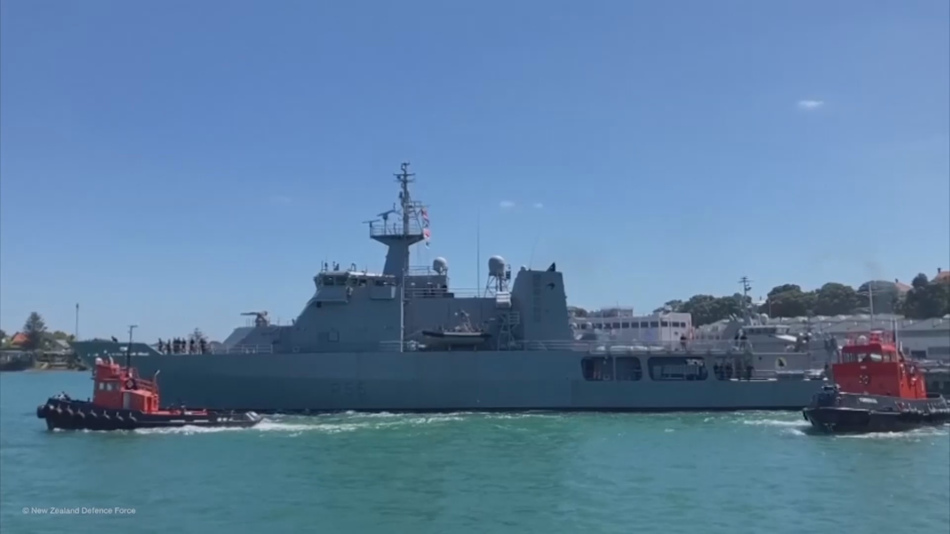 Военные корабли везут гумпомощь в Тонгу