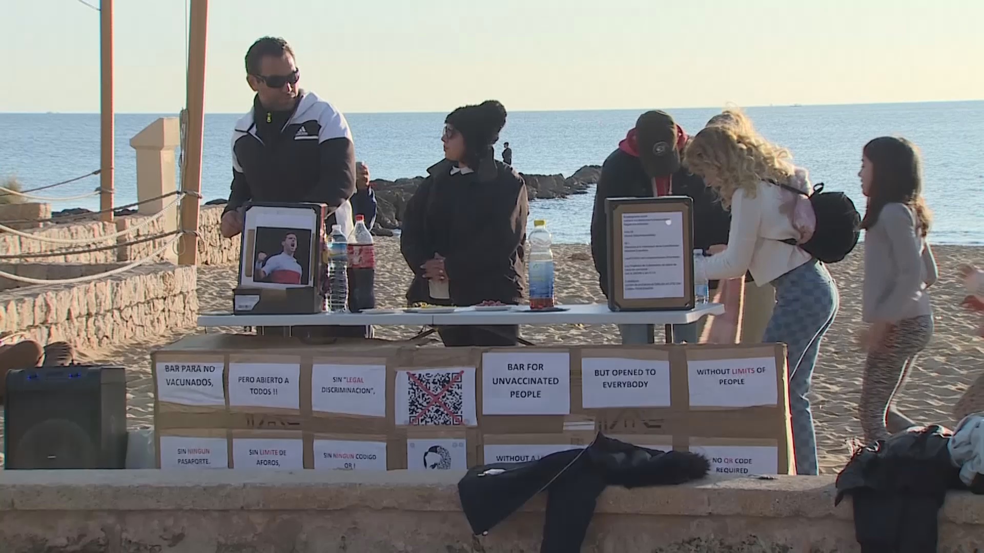 Пляжный бар в знак несогласия с ковидными паспортами появился в Испании