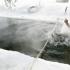 Россияне окунаются в ледяную воду, отмечая Крещение