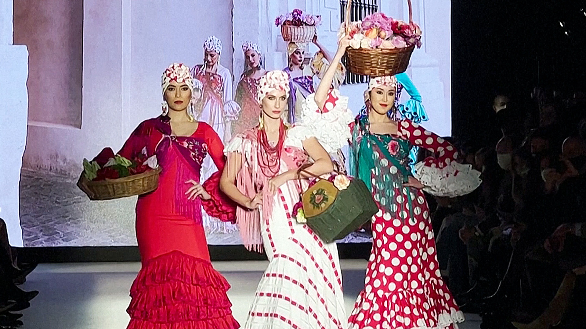 Показ мод фламенко после двухлетнего перерыва вернулся в Испанию