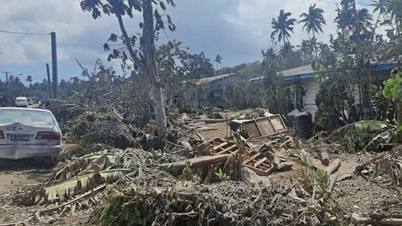 Грязь, разрушения и пепел: свежие кадры из пострадавшего от вулкана Королевства Тонга