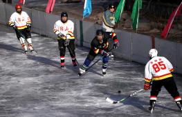 Команда китайских пенсионеров-хоккеистов сама строит себе катки