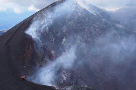 В кратере вулкана на острове Пальма измеряют температуру